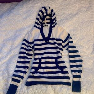 XS hooded lightweight sweater in white and navy blue